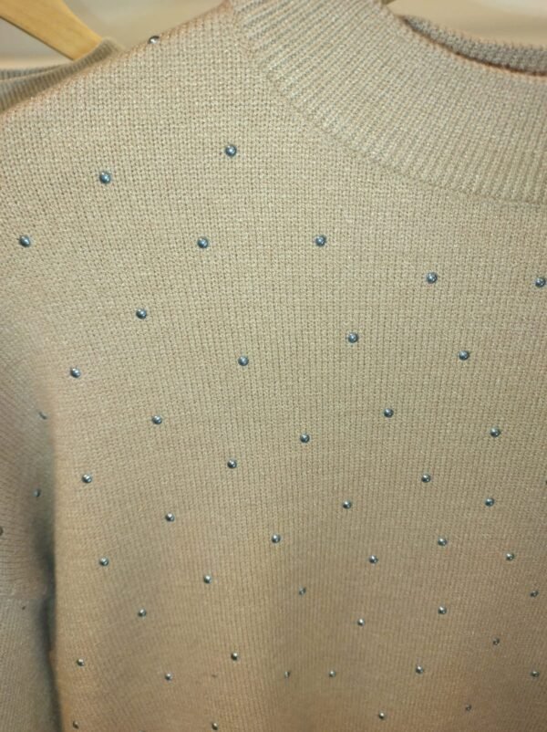SWEATER LISO OVER SIZE CORTO CON TACHAS - Imagen 2