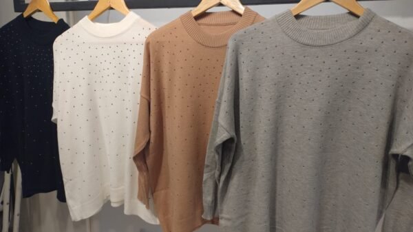 SWEATER OVER SIZE CON TACHAS